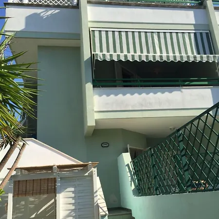50 Passi Dal Mare, House Glory