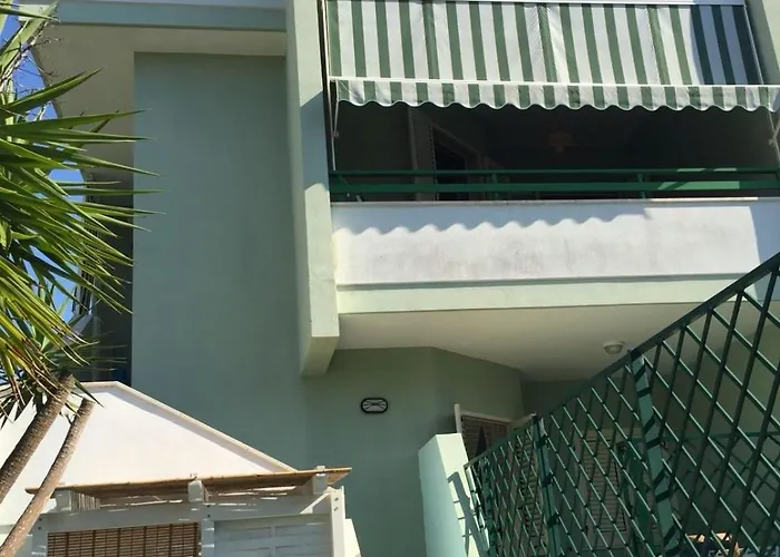 50 Passi Dal Mare, House Glory